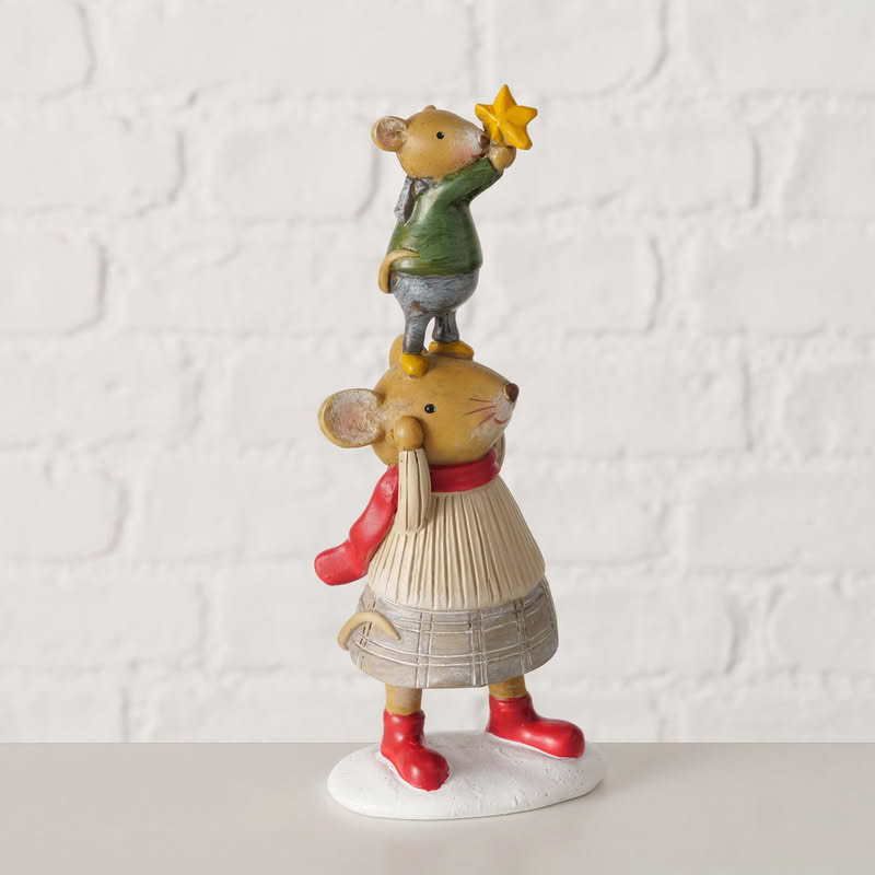 Decoro con mamma topo con vestiti natalizi che tiene in spalla il figlio topo con una stella di Natale, realizzato in poliresina, perfetto come regalo di Natale