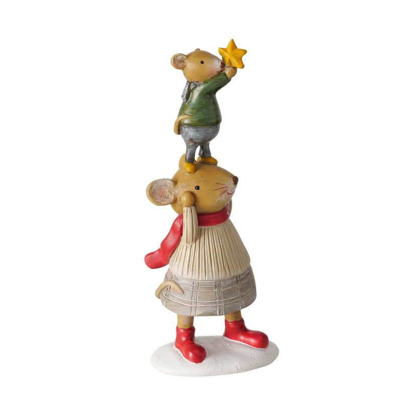 Decoro con mamma topo con vestiti natalizi che tiene in spalla il figlio topo con una stella di Natale, realizzato in poliresina, perfetto come regalo di Natale
