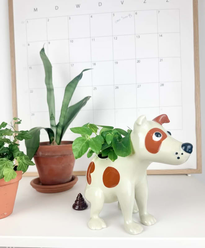 Vaso a forma di cane che fa la cacca realizzato in ceramica