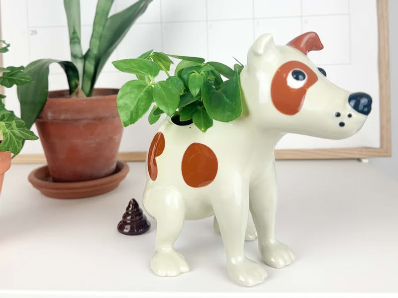 Vaso a forma di cane che fa la cacca realizzato in ceramica