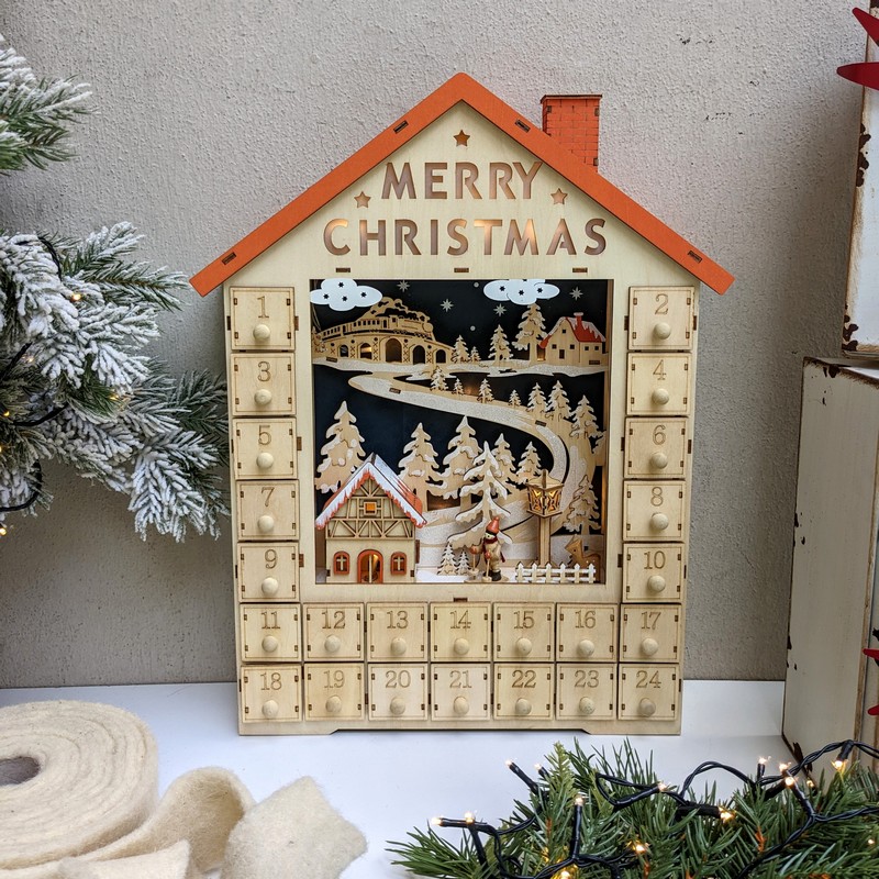 Calendario dell'avvento a forma di casetta in legno con cassetti e illuminazione