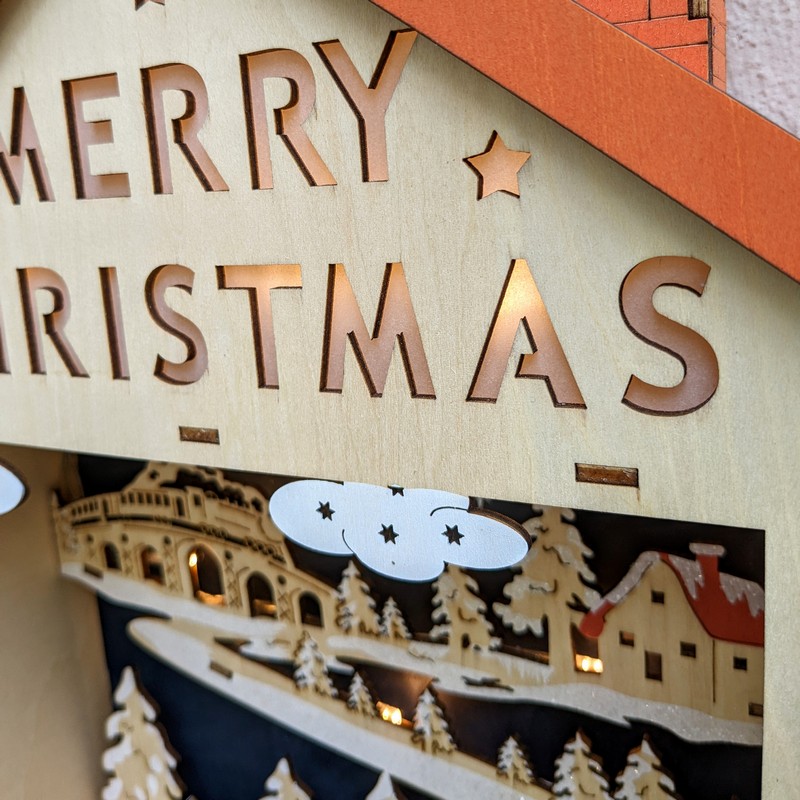 Calendario dell'avvento a forma di casetta in legno con cassetti e illuminazione