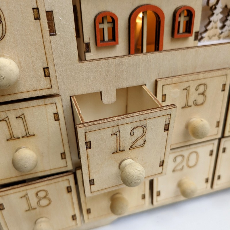 Calendario dell'avvento a forma di casetta in legno con cassetti e illuminazione
