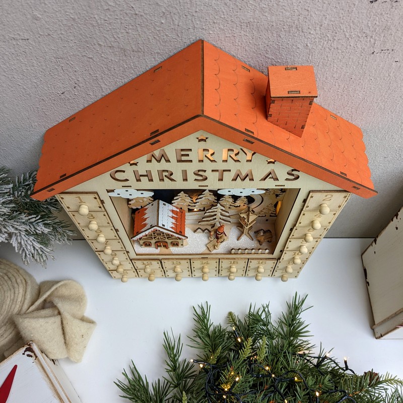 Calendario dell'avvento a forma di casetta in legno con cassetti e illuminazione